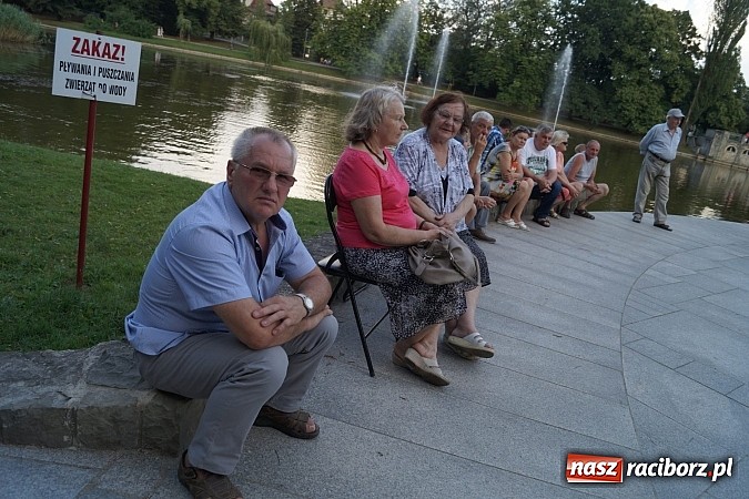 Zdjęcie w galerii na portalu naszraciborz.pl: Grupa bez Nazwy wystąpiła w Parku Roth wiadomości z regionu