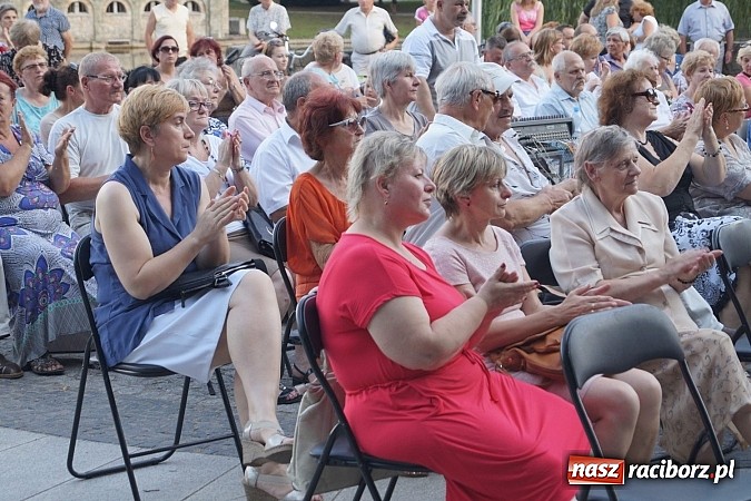 Zdjęcie w galerii na portalu naszraciborz.pl: Grupa bez Nazwy wystąpiła w Parku Roth wiadomości z regionu