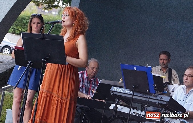 Zdjęcie w galerii na portalu naszraciborz.pl: Grupa bez Nazwy wystąpiła w Parku Roth wiadomości z regionu