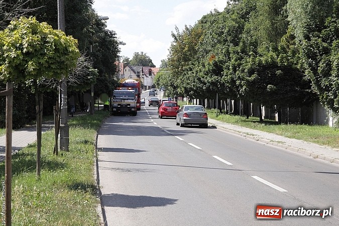 Zdjęcie w galerii na portalu naszraciborz.pl: Kolejna ciężarówka wjechała na czerwonym świetle na skrzyżowanie przy klasztorze. Uderzyła w audi  wiadomości z regionu