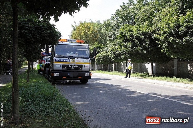 Zdjęcie w galerii na portalu naszraciborz.pl: Kolejna ciężarówka wjechała na czerwonym świetle na skrzyżowanie przy klasztorze. Uderzyła w audi  wiadomości z regionu