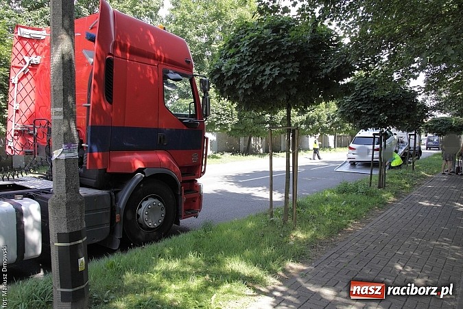 Zdjęcie w galerii na portalu naszraciborz.pl: Kolejna ciężarówka wjechała na czerwonym świetle na skrzyżowanie przy klasztorze. Uderzyła w audi  wiadomości z regionu
