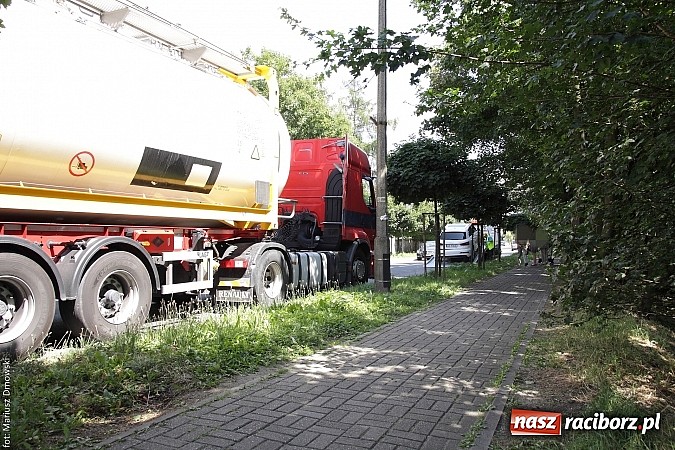 Zdjęcie w galerii na portalu naszraciborz.pl: Kolejna ciężarówka wjechała na czerwonym świetle na skrzyżowanie przy klasztorze. Uderzyła w audi  wiadomości z regionu