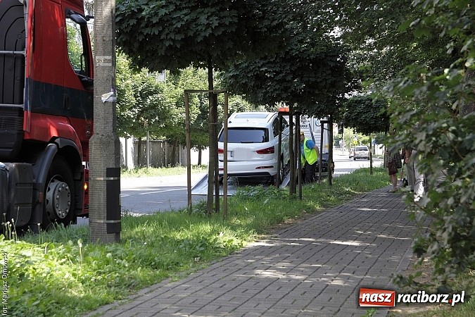Zdjęcie w galerii na portalu naszraciborz.pl: Kolejna ciężarówka wjechała na czerwonym świetle na skrzyżowanie przy klasztorze. Uderzyła w audi  wiadomości z regionu