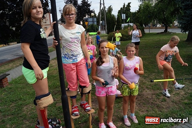 Zdjęcie w galerii na portalu naszraciborz.pl: Młodzież z GCK zaprezentowała się w centrum Nędzy  wiadomości z regionu