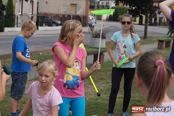 Zdjęcie w galerii na portalu naszraciborz.pl: Młodzież z GCK zaprezentowała się w centrum Nędzy  wiadomości z regionu