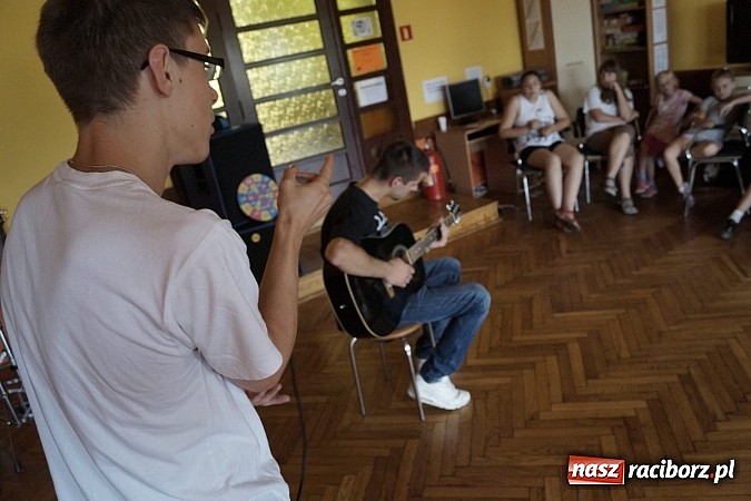 Zdjęcie w galerii na portalu naszraciborz.pl: Młodzież w Nędzy zachwycona! W GCK uczą się beatboxu  wiadomości z regionu