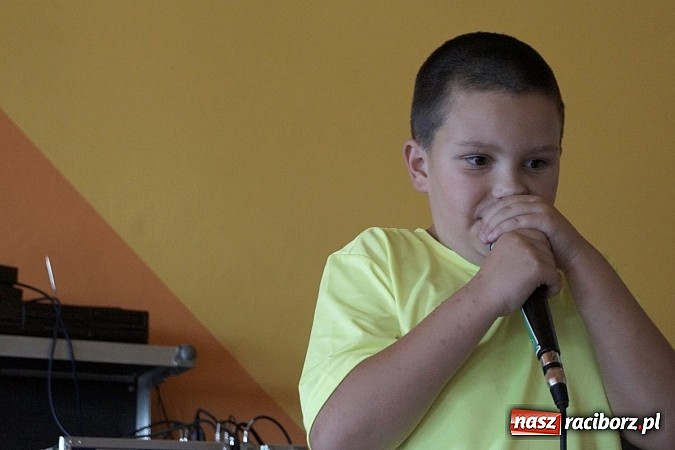 Zdjęcie w galerii na portalu naszraciborz.pl: Młodzież w Nędzy zachwycona! W GCK uczą się beatboxu  wiadomości z regionu