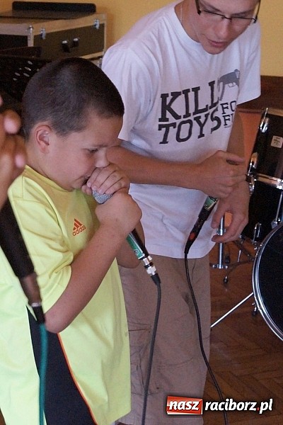 Zdjęcie w galerii na portalu naszraciborz.pl: Młodzież w Nędzy zachwycona! W GCK uczą się beatboxu  wiadomości z regionu