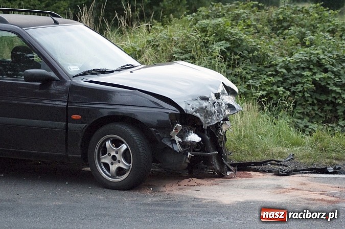 Zdjęcie w galerii na portalu naszraciborz.pl: Kolizja na trasie Markowice-Babice. Zderzenie opla z fordem. Trzy osoby w szpitalu wiadomości z regionu