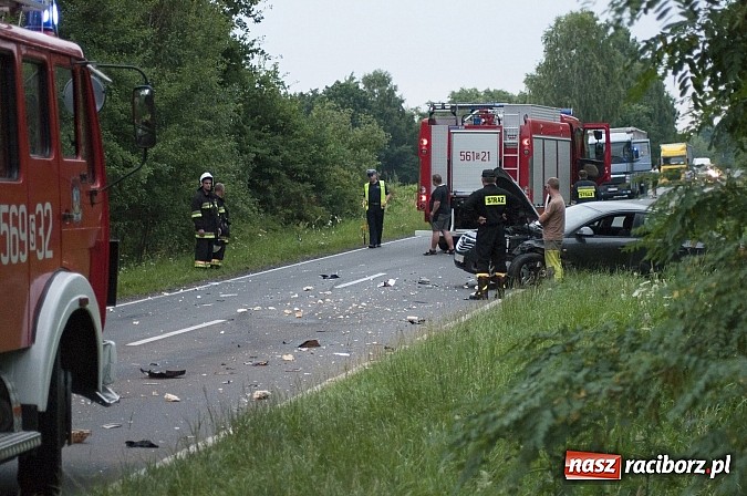 Zdjęcie w galerii na portalu naszraciborz.pl: Kolizja na trasie Markowice-Babice. Zderzenie opla z fordem. Trzy osoby w szpitalu wiadomości z regionu