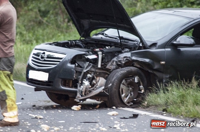 Zdjęcie w galerii na portalu naszraciborz.pl: Kolizja na trasie Markowice-Babice. Zderzenie opla z fordem. Trzy osoby w szpitalu wiadomości z regionu
