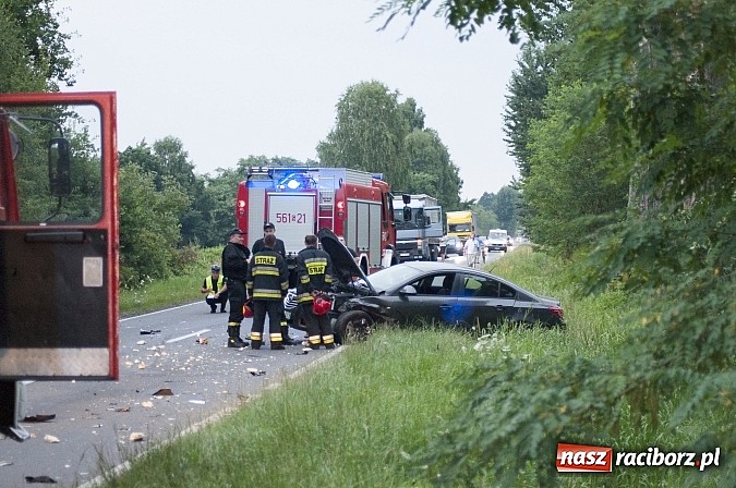 Zdjęcie w galerii na portalu naszraciborz.pl: Kolizja na trasie Markowice-Babice. Zderzenie opla z fordem. Trzy osoby w szpitalu wiadomości z regionu
