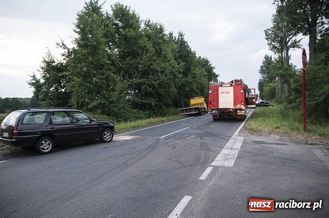 Zdjęcie w galerii na portalu naszraciborz.pl: Kolizja na trasie Markowice-Babice. Zderzenie opla z fordem. Trzy osoby w szpitalu wiadomości z regionu