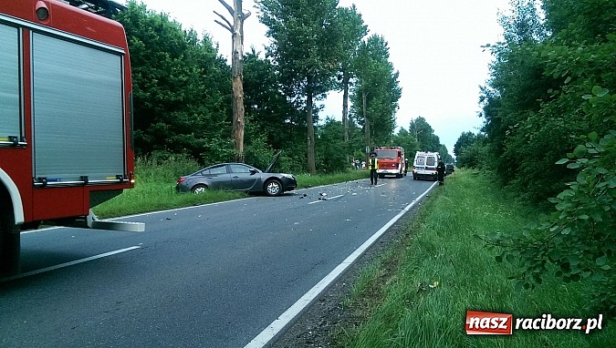 Zdjęcie w galerii na portalu naszraciborz.pl: Kolizja na trasie Markowice-Babice. Zderzenie opla z fordem. Trzy osoby w szpitalu wiadomości z regionu