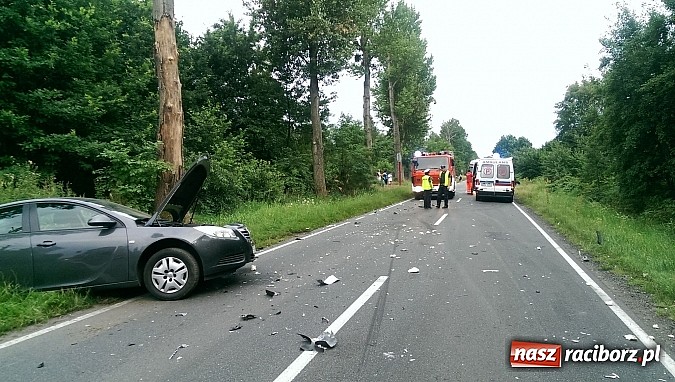 Zdjęcie w galerii na portalu naszraciborz.pl: Kolizja na trasie Markowice-Babice. Zderzenie opla z fordem. Trzy osoby w szpitalu wiadomości z regionu