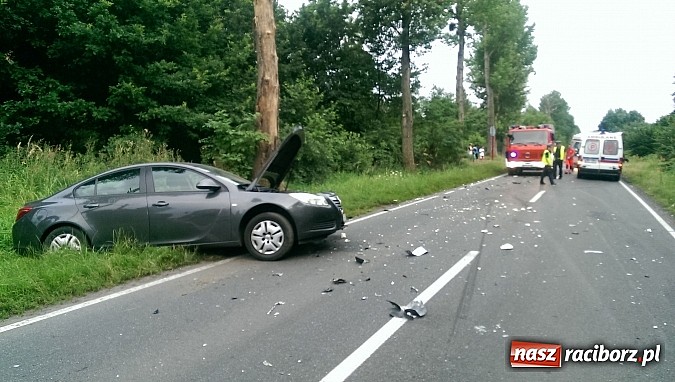 Zdjęcie w galerii na portalu naszraciborz.pl: Kolizja na trasie Markowice-Babice. Zderzenie opla z fordem. Trzy osoby w szpitalu wiadomości z regionu