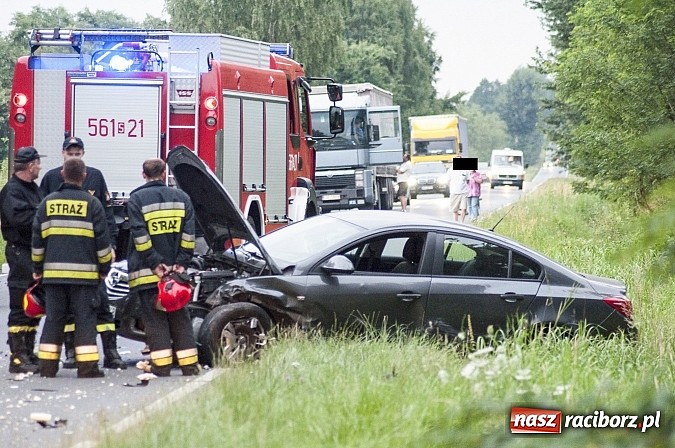 Zdjęcie w galerii na portalu naszraciborz.pl: Kolizja na trasie Markowice-Babice. Zderzenie opla z fordem. Trzy osoby w szpitalu wiadomości z regionu