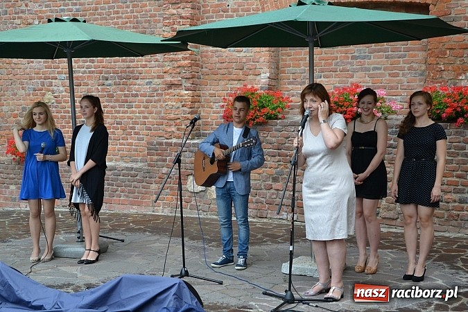 Zdjęcie w galerii na portalu naszraciborz.pl: Wokaliści zespołu Miraż wystąpili na zamku  wiadomości z regionu