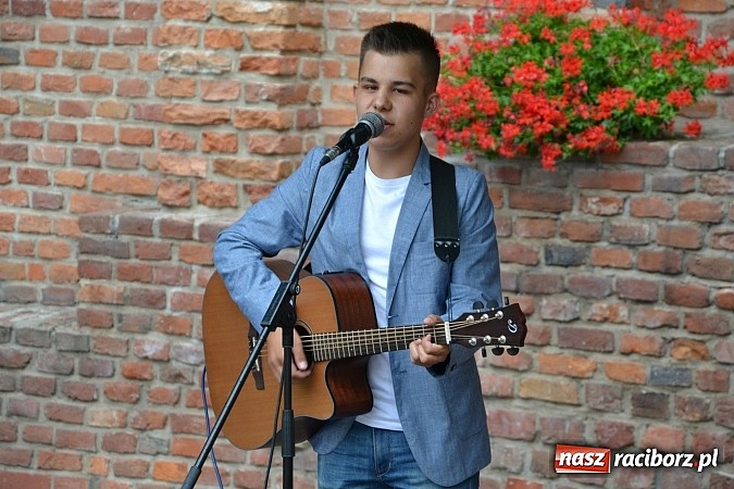 Zdjęcie w galerii na portalu naszraciborz.pl: Wokaliści zespołu Miraż wystąpili na zamku  wiadomości z regionu