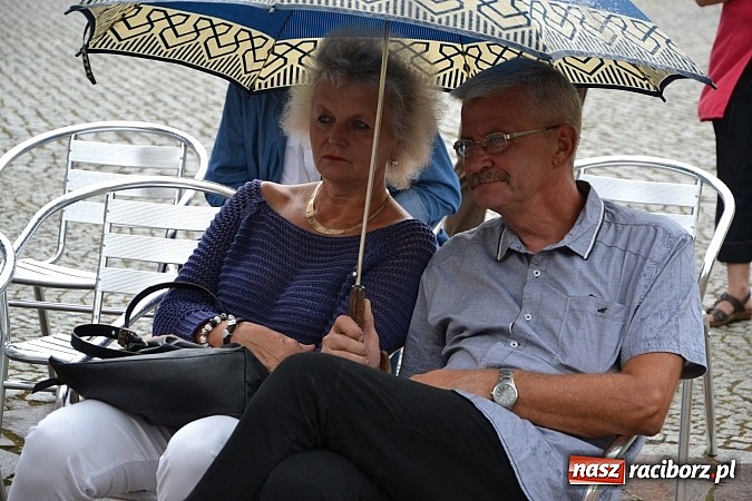 Zdjęcie w galerii na portalu naszraciborz.pl: Wokaliści zespołu Miraż wystąpili na zamku  wiadomości z regionu