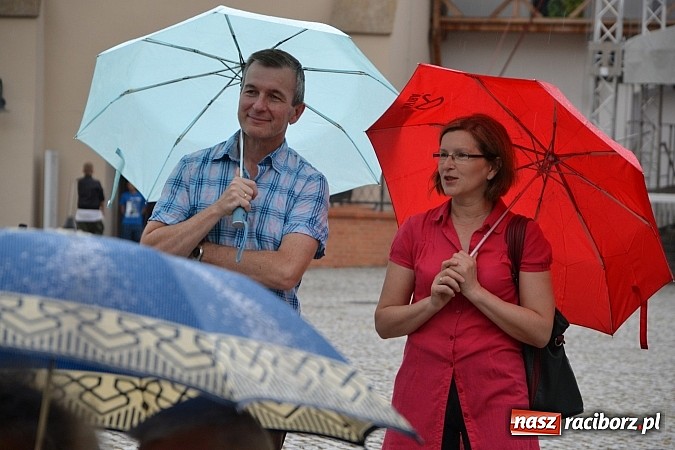 Zdjęcie w galerii na portalu naszraciborz.pl: Wokaliści zespołu Miraż wystąpili na zamku  wiadomości z regionu