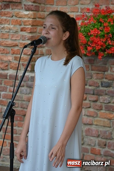 Zdjęcie w galerii na portalu naszraciborz.pl: Wokaliści zespołu Miraż wystąpili na zamku  wiadomości z regionu