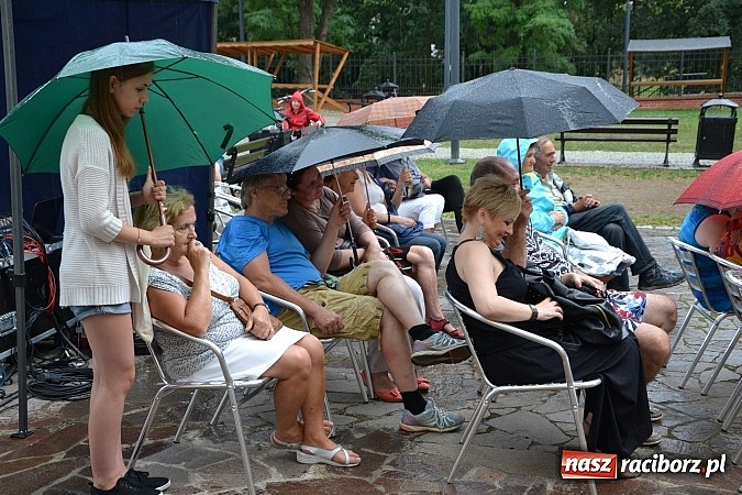 Zdjęcie w galerii na portalu naszraciborz.pl: Wokaliści zespołu Miraż wystąpili na zamku  wiadomości z regionu