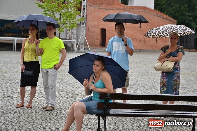 Zdjęcie w galerii na portalu naszraciborz.pl: Wokaliści zespołu Miraż wystąpili na zamku  wiadomości z regionu