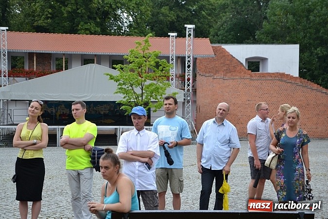 Zdjęcie w galerii na portalu naszraciborz.pl: Wokaliści zespołu Miraż wystąpili na zamku  wiadomości z regionu