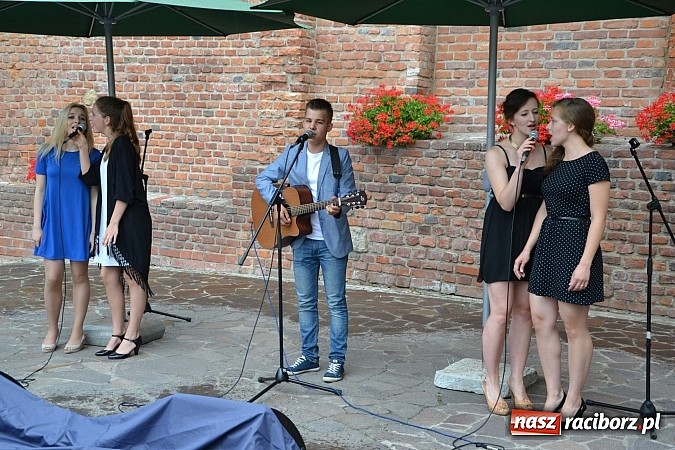 Zdjęcie w galerii na portalu naszraciborz.pl: Wokaliści zespołu Miraż wystąpili na zamku  wiadomości z regionu