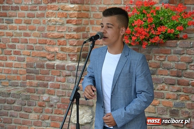 Zdjęcie w galerii na portalu naszraciborz.pl: Wokaliści zespołu Miraż wystąpili na zamku  wiadomości z regionu