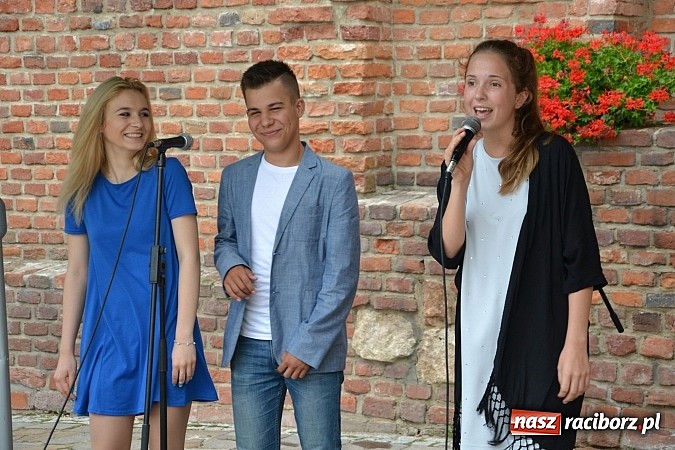 Zdjęcie w galerii na portalu naszraciborz.pl: Wokaliści zespołu Miraż wystąpili na zamku  wiadomości z regionu