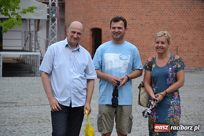Zdjęcie w galerii na portalu naszraciborz.pl: Wokaliści zespołu Miraż wystąpili na zamku  wiadomości z regionu