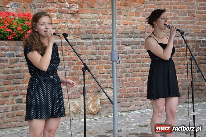 Zdjęcie w galerii na portalu naszraciborz.pl: Wokaliści zespołu Miraż wystąpili na zamku  wiadomości z regionu