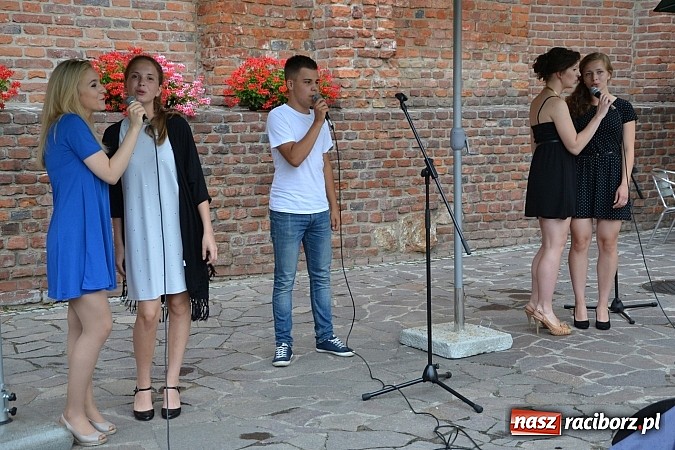 Zdjęcie w galerii na portalu naszraciborz.pl: Wokaliści zespołu Miraż wystąpili na zamku  wiadomości z regionu