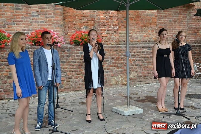 Zdjęcie w galerii na portalu naszraciborz.pl: Wokaliści zespołu Miraż wystąpili na zamku  wiadomości z regionu