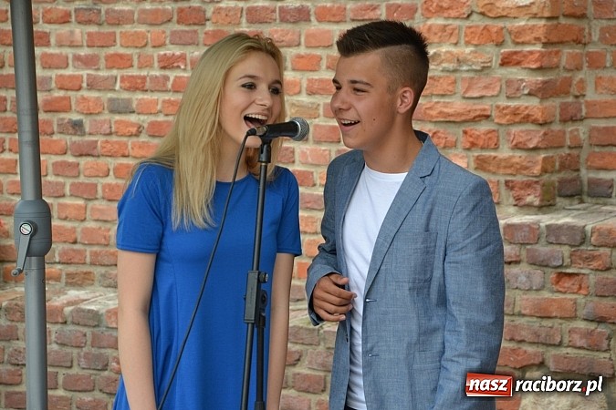 Zdjęcie w galerii na portalu naszraciborz.pl: Wokaliści zespołu Miraż wystąpili na zamku  wiadomości z regionu