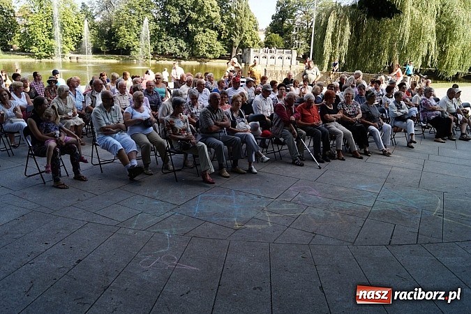 Zdjęcie w galerii na portalu naszraciborz.pl: Piosenki Grechuty i German zabrzmiały w Parku Roth  wiadomości z regionu