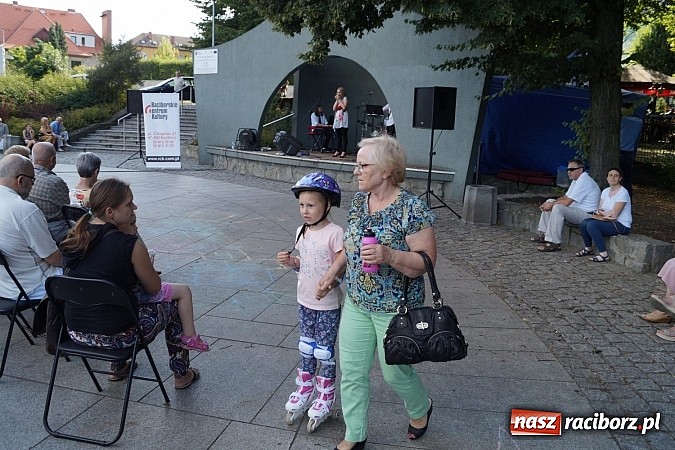 Zdjęcie w galerii na portalu naszraciborz.pl: Piosenki Grechuty i German zabrzmiały w Parku Roth  wiadomości z regionu
