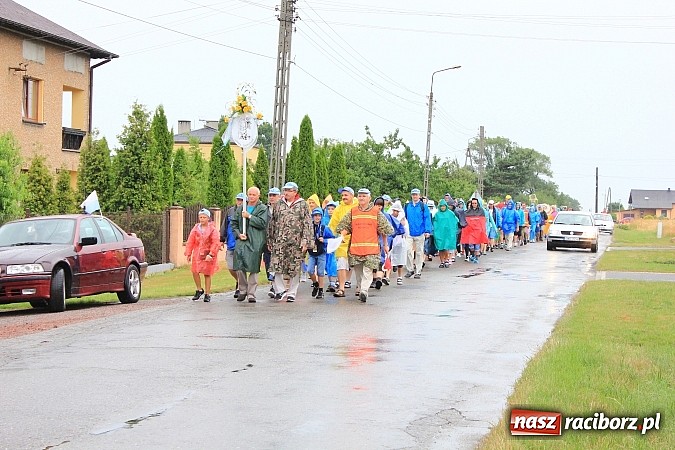 Zdjęcie w galerii na portalu naszraciborz.pl: 240 pielgrzymów z Lubomi i okolic już w drodze na Jasną Górę wiadomości z regionu