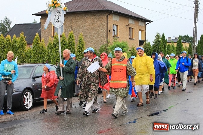 Zdjęcie w galerii na portalu naszraciborz.pl: 240 pielgrzymów z Lubomi i okolic już w drodze na Jasną Górę wiadomości z regionu
