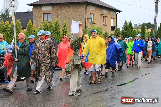 Zdjęcie w galerii na portalu naszraciborz.pl: 240 pielgrzymów z Lubomi i okolic już w drodze na Jasną Górę wiadomości z regionu