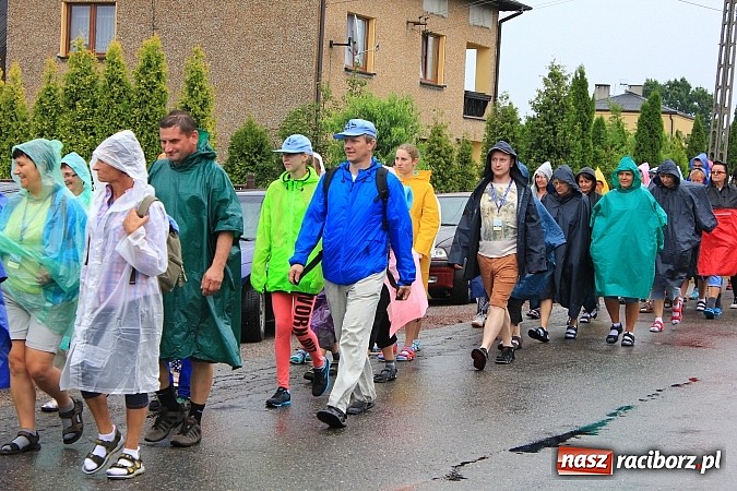 Zdjęcie w galerii na portalu naszraciborz.pl: 240 pielgrzymów z Lubomi i okolic już w drodze na Jasną Górę wiadomości z regionu