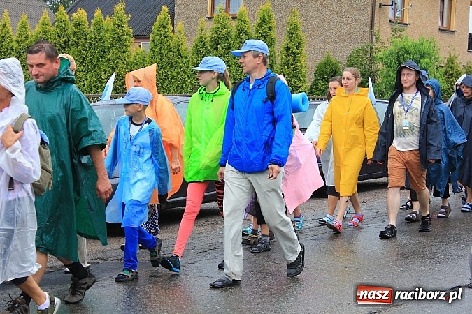 Zdjęcie w galerii na portalu naszraciborz.pl: 240 pielgrzymów z Lubomi i okolic już w drodze na Jasną Górę wiadomości z regionu