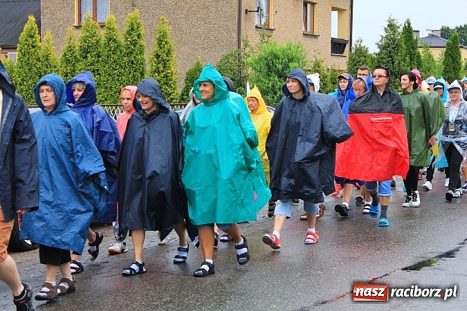 Zdjęcie w galerii na portalu naszraciborz.pl: 240 pielgrzymów z Lubomi i okolic już w drodze na Jasną Górę wiadomości z regionu