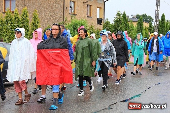 Zdjęcie w galerii na portalu naszraciborz.pl: 240 pielgrzymów z Lubomi i okolic już w drodze na Jasną Górę wiadomości z regionu