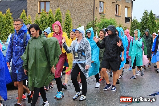 Zdjęcie w galerii na portalu naszraciborz.pl: 240 pielgrzymów z Lubomi i okolic już w drodze na Jasną Górę wiadomości z regionu