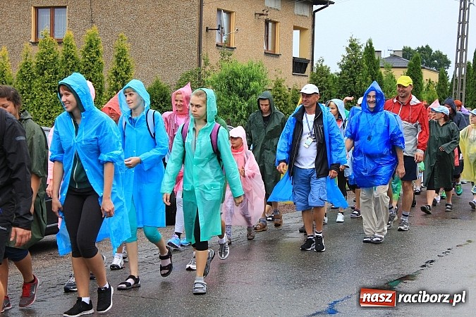 Zdjęcie w galerii na portalu naszraciborz.pl: 240 pielgrzymów z Lubomi i okolic już w drodze na Jasną Górę wiadomości z regionu