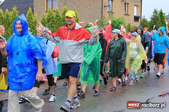 Zdjęcie w galerii na portalu naszraciborz.pl: 240 pielgrzymów z Lubomi i okolic już w drodze na Jasną Górę wiadomości z regionu